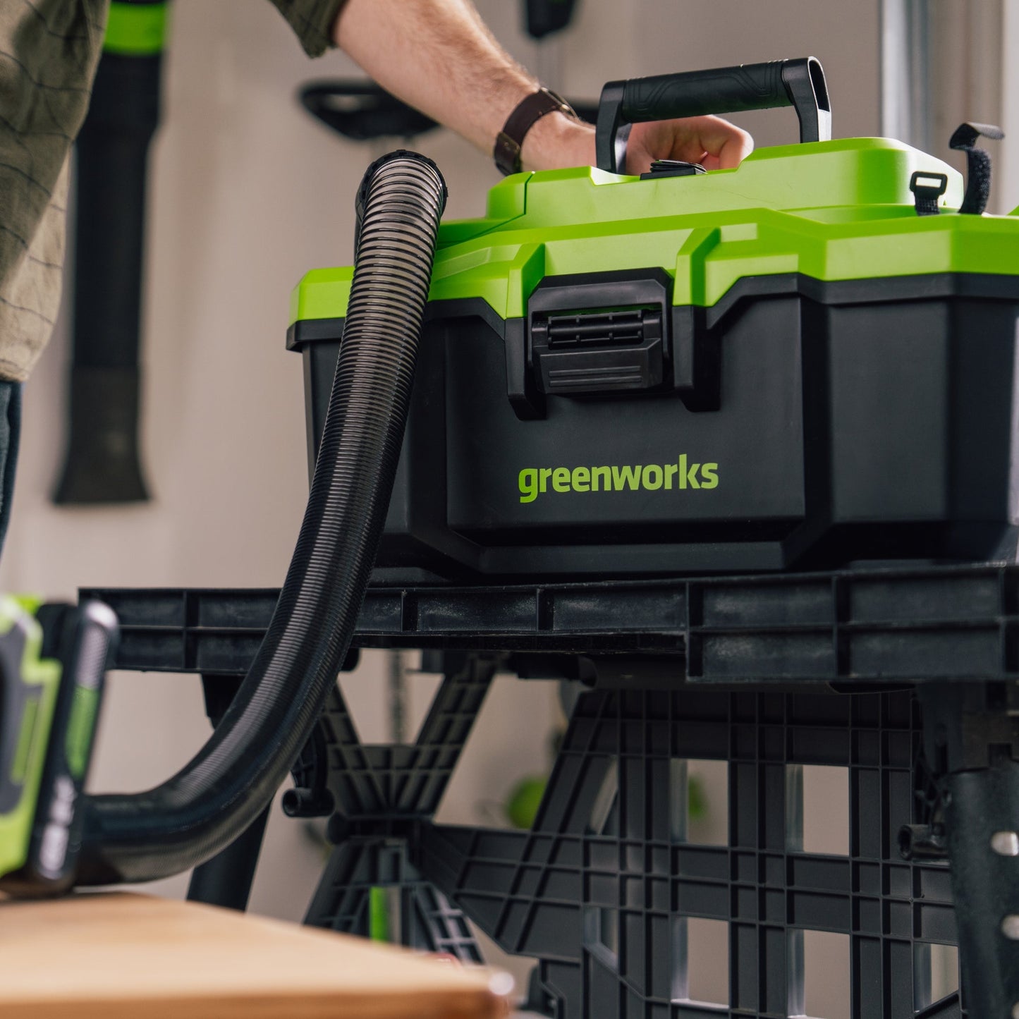 24V 3.5-Gal AC/DC Wet/Dry Vacuum: 4.0 Ah USB-C Battery and 30W Charger